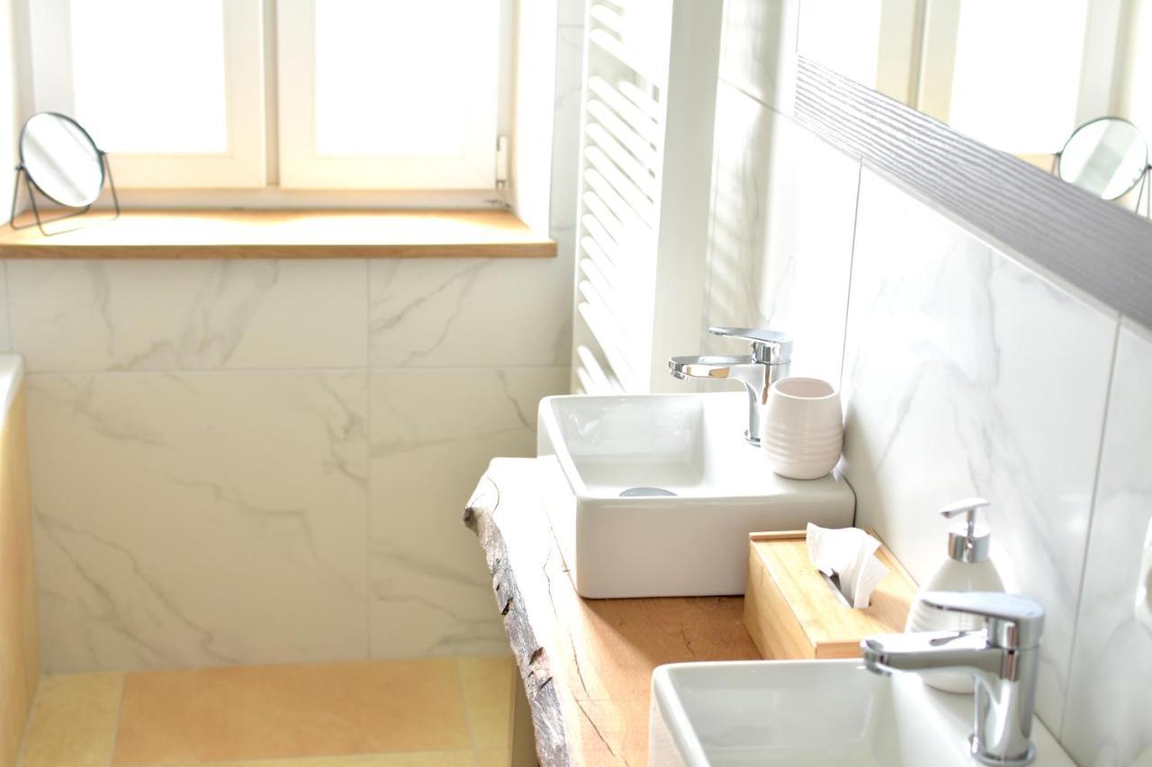 White Midsommar - Stilvolle Wohnung, 3 Schlafzimmer, Wohnzimmer, Kueche ランツフート エクステリア 写真